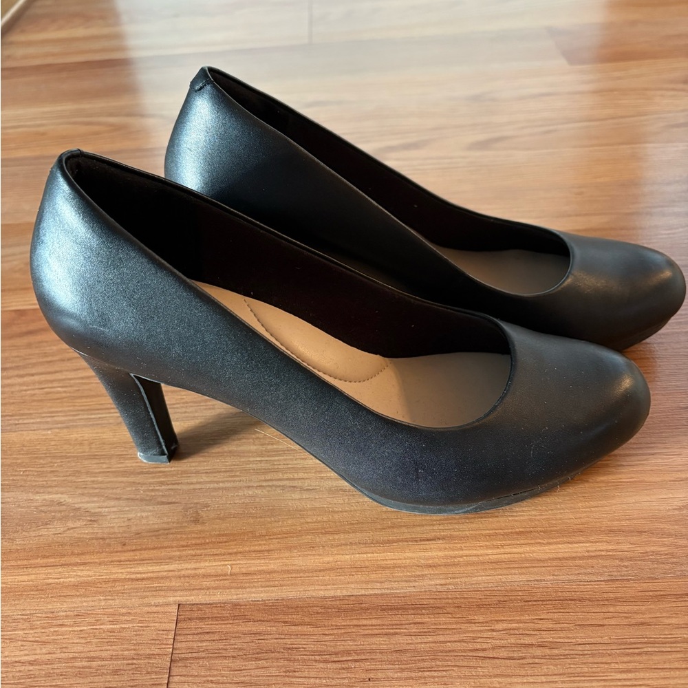 Like new Clark’s dark navy heels size 8.5